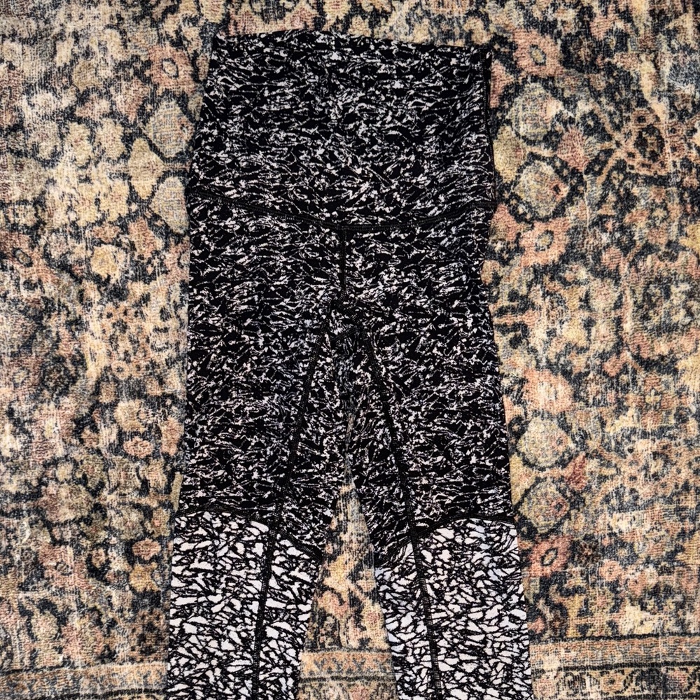Lululemon Black and White Patterned Wunder Under Leggings